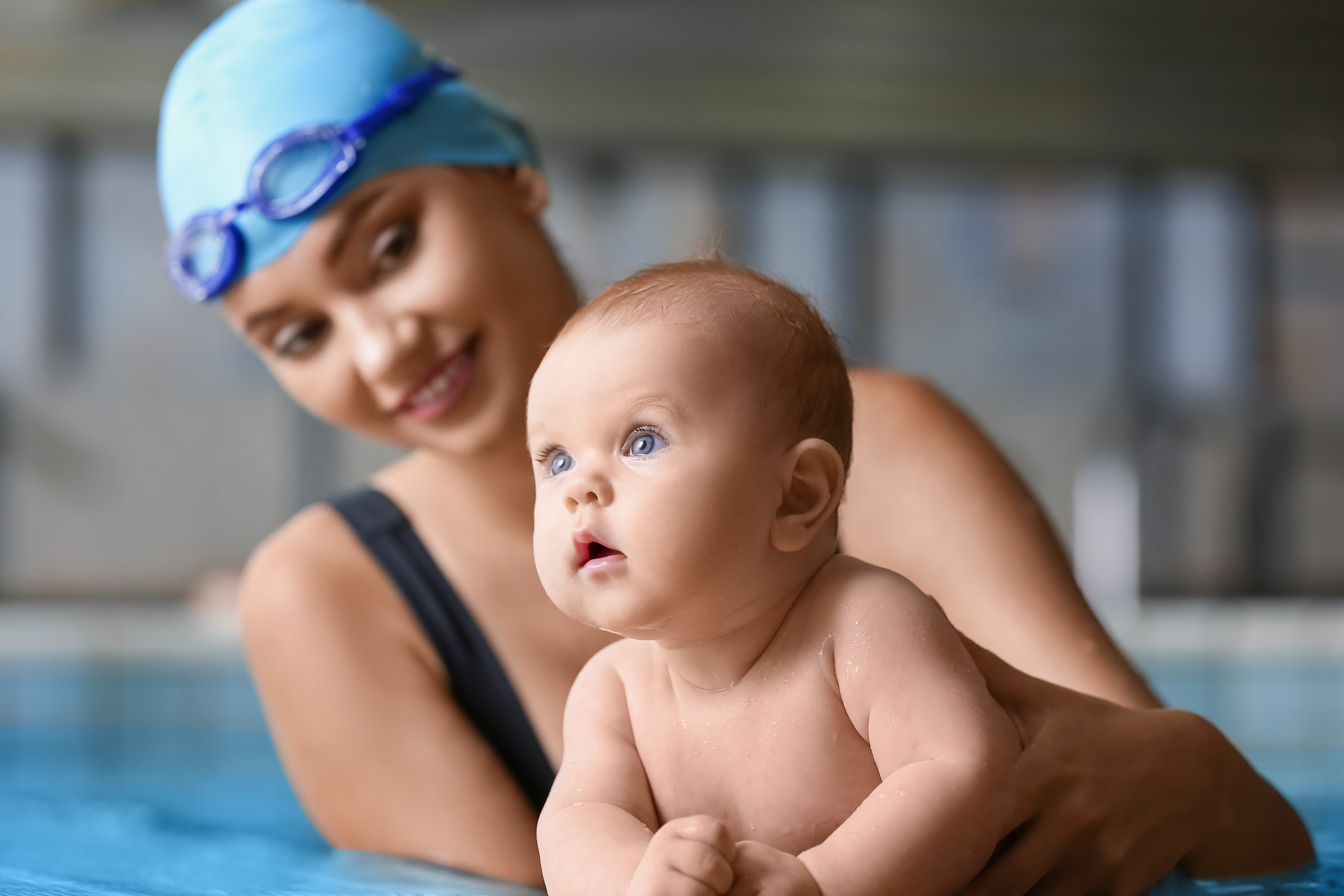 Madre acompañando a su bebé en el agua